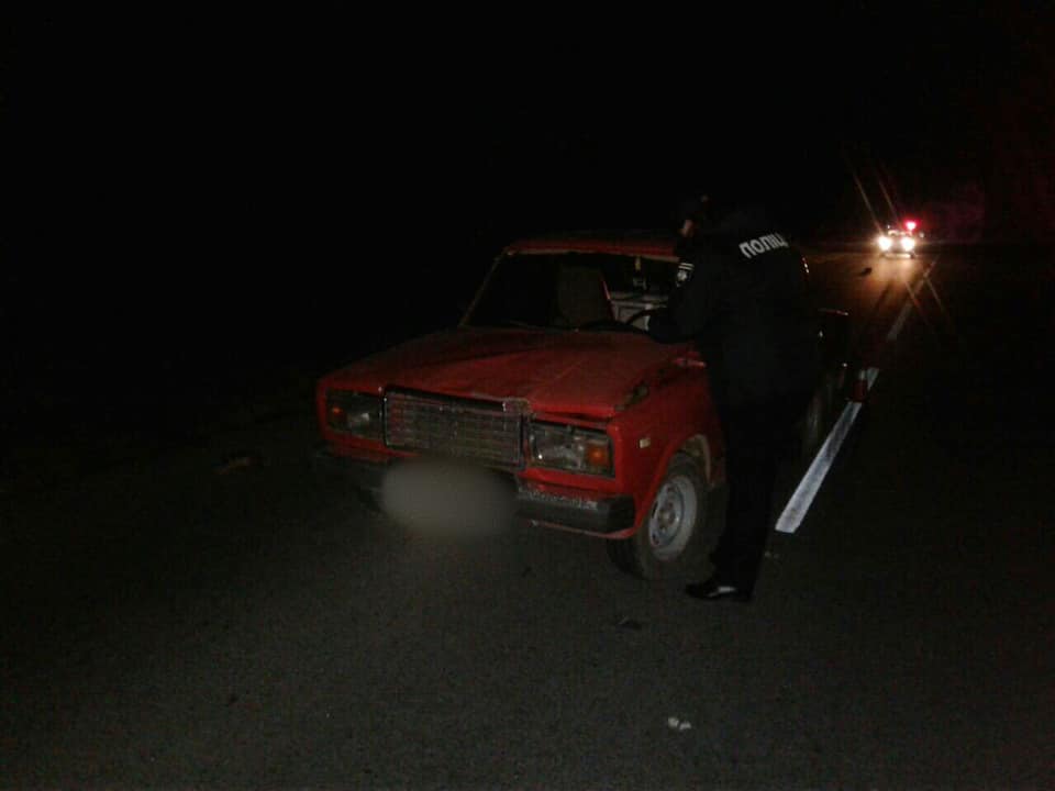 Пішохід рухався в темну пору доби на неосвітленій ділянці дороги