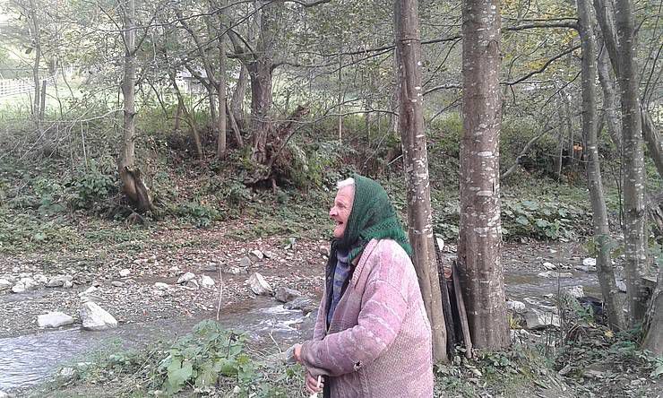 Людям похилого віку важко зв'язатись з родичами через сучасні девайси 