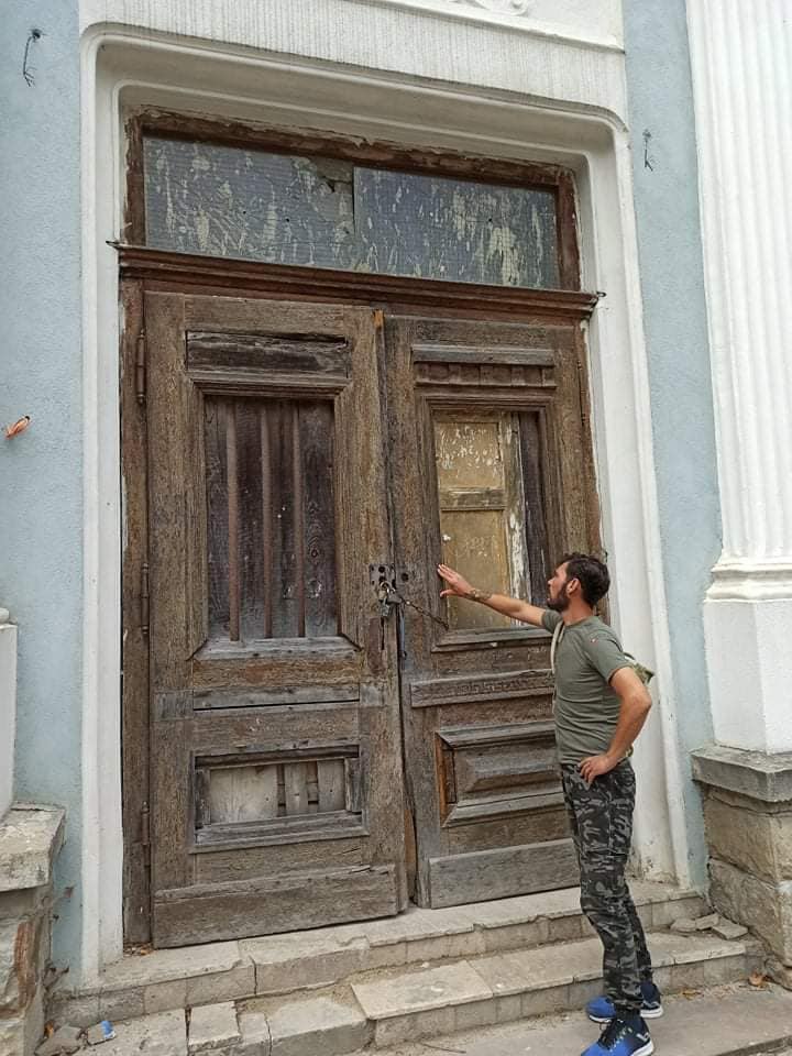 Двері концертного залу підлягають реставрації. Фото: Василь Фіцак