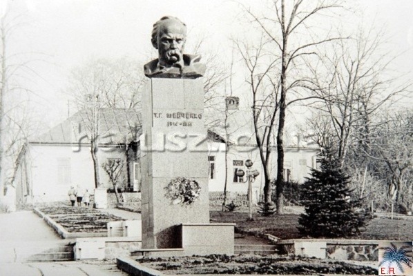 Бюст на кращому постаменті пробув у сквері недовго, до 1997 року, коли встановили сучасний пам’ятник