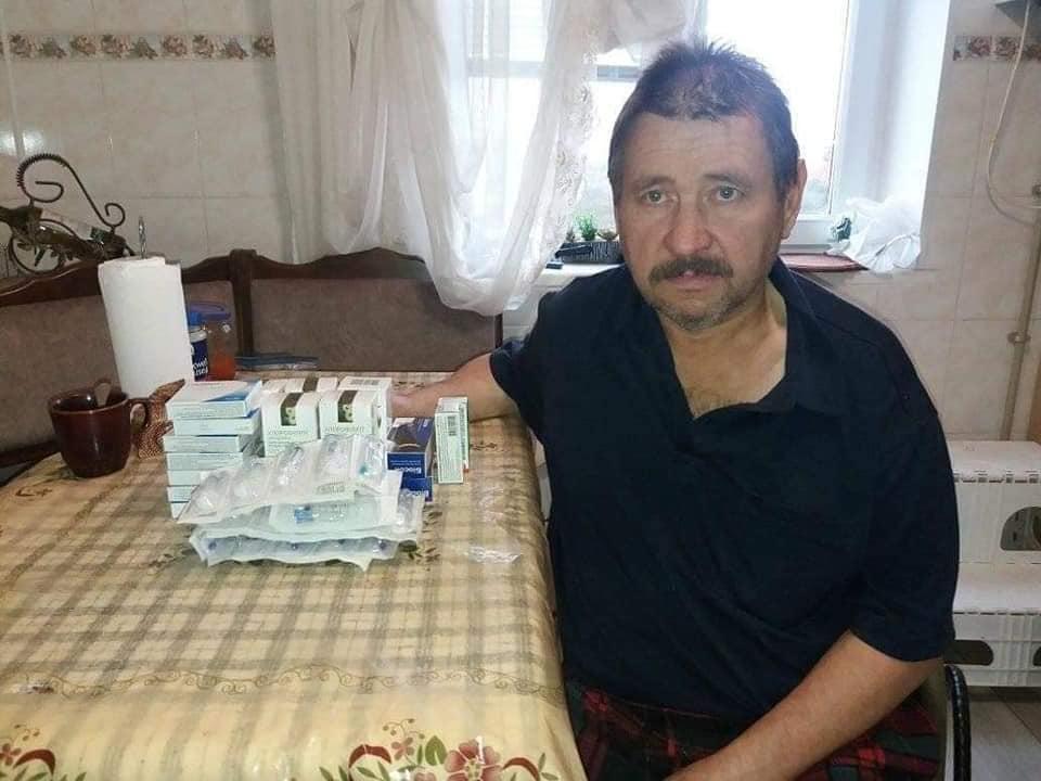 Чоловік майже зовсім нічого не бачить, тому виходити йому на вулицю є вкрай небезпечно