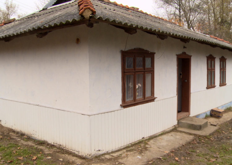 Будинок отримала одна сім'я, оскільки їхній будинок не придатний для життя