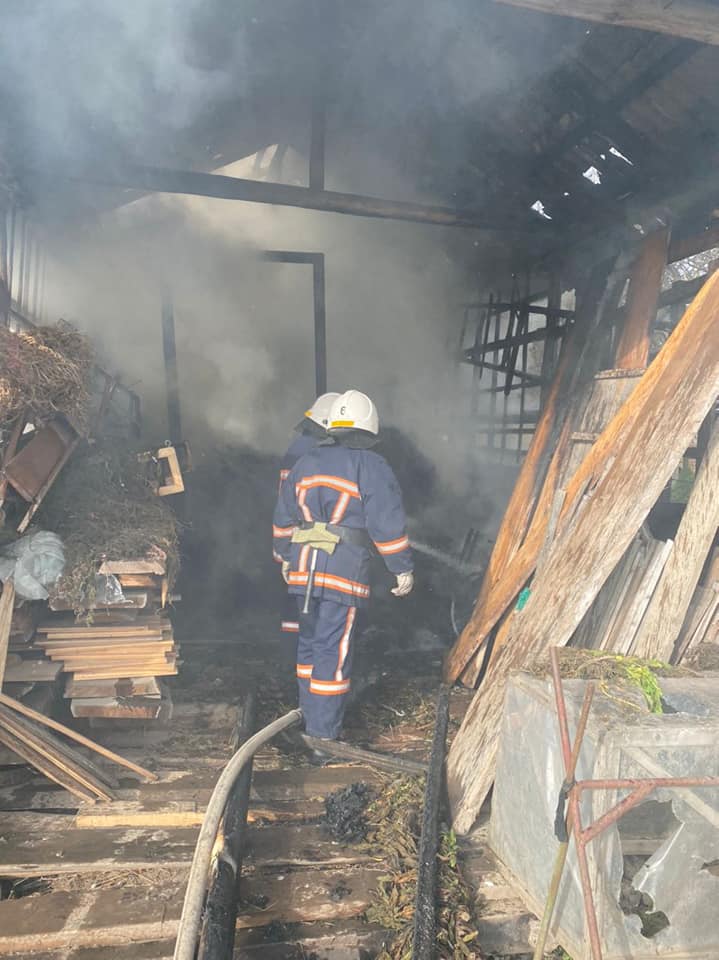 Внаслідок загорання вогнем знищено близько 0,5 тонни грубих кормів та 2 куб. метрів дошок