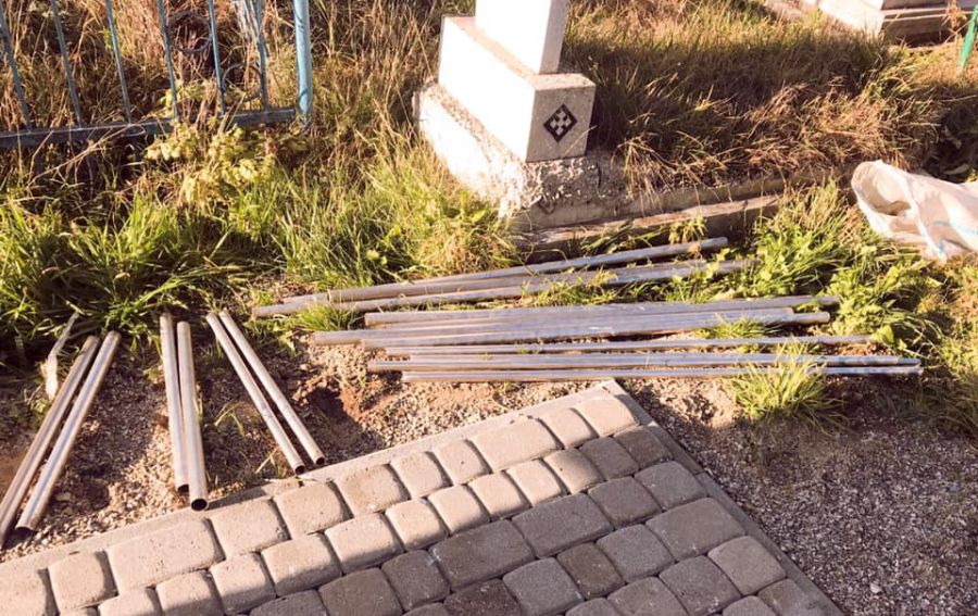 Зловмисники розбивали металеві огорожі біля пам’ятників померлих, а потім збували на металобрухт.