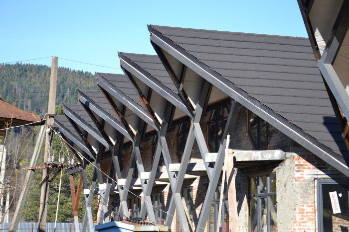 Загальна архітектурна ідея комплексу — це трикутний будинок-гражда галерейного типу