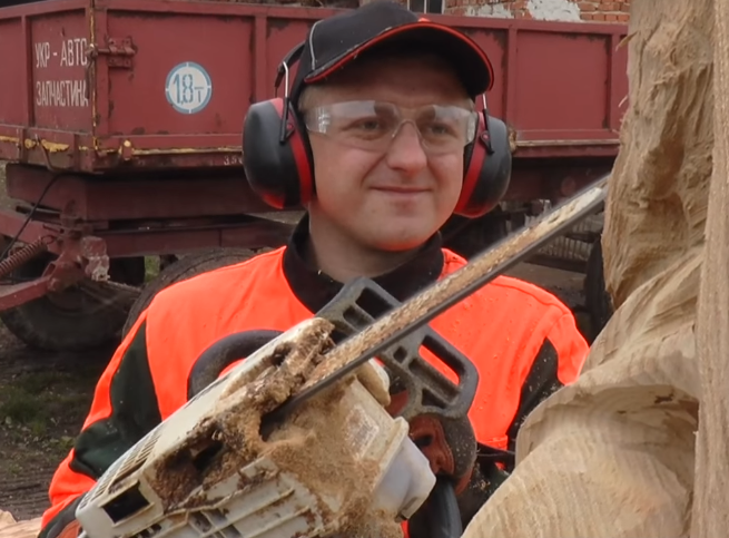 На великі скульптури майстер витрачає іноді більше місяця.