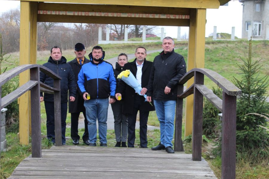 У День Гідності і Свободи представники сільської ради вшанували пам'ять героїв. Фото: Марія Ющишин