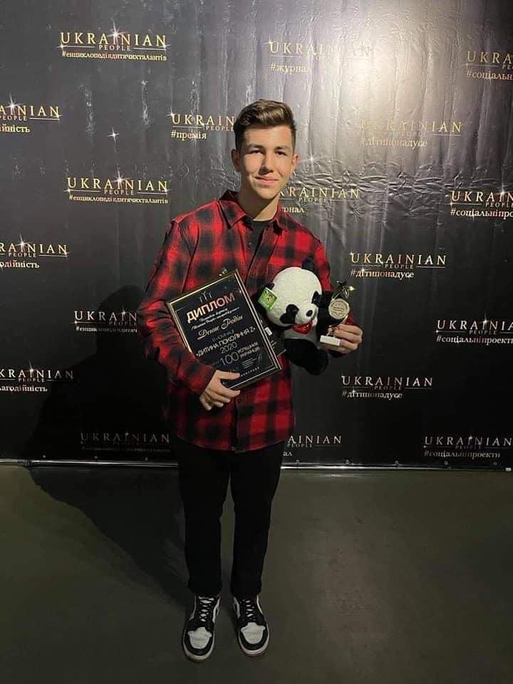 Хлопець з дитинства займається  вокалом