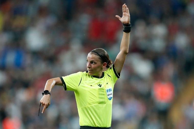 Стефані Фраппар  вже дев'ять років судить матчі.