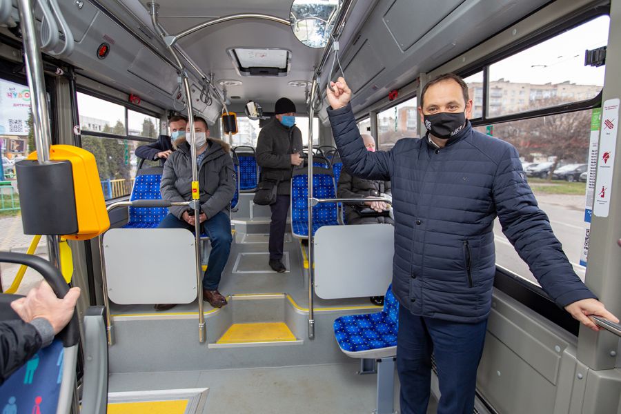 В нових автобусах за проїзд можна розплатитись банківською картою