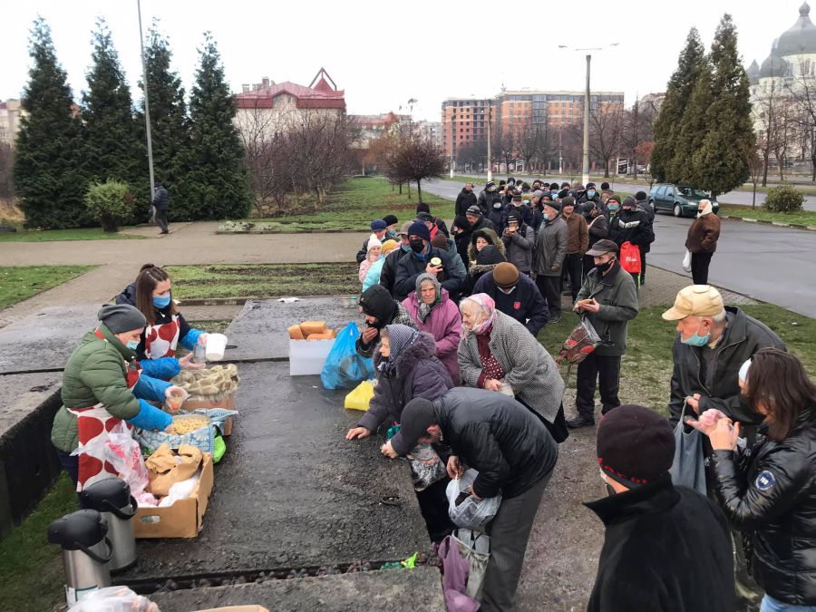 Усі люди, які приходять, — з непростими долями, багато — алкозалежних. Приходять і ті, хто потребує спілкування