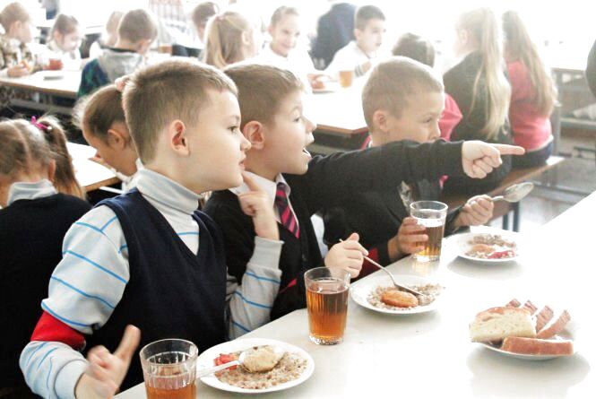 Ілюстроване фото. Опитувальник містить шість питань і стосується харчування дітей 1-4-х класів