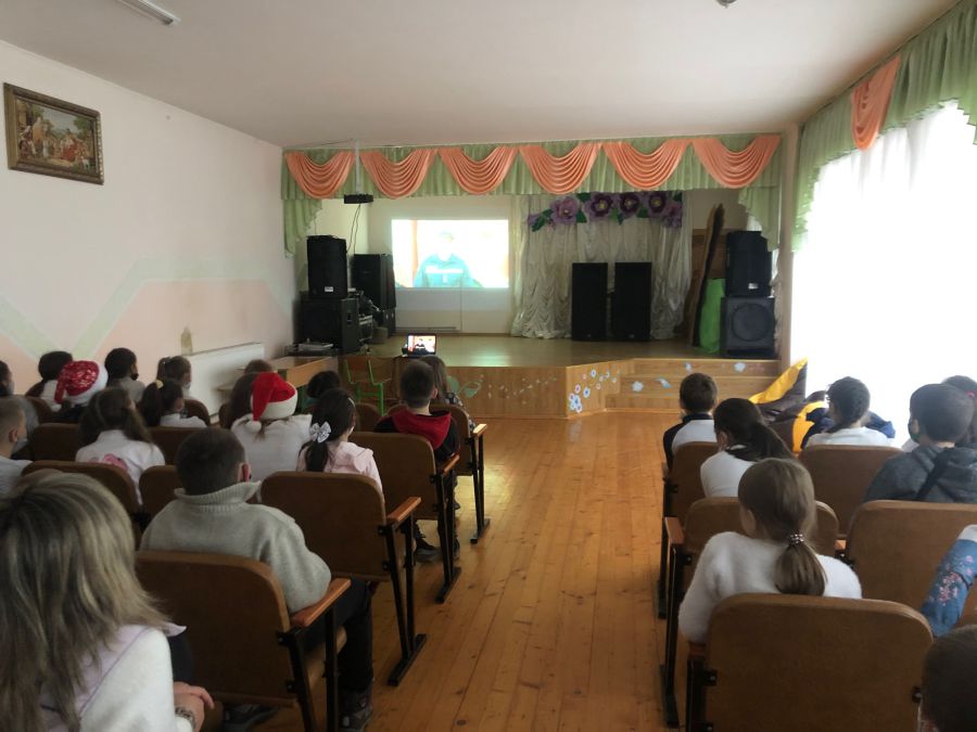 Дітям були показані відео уроки.