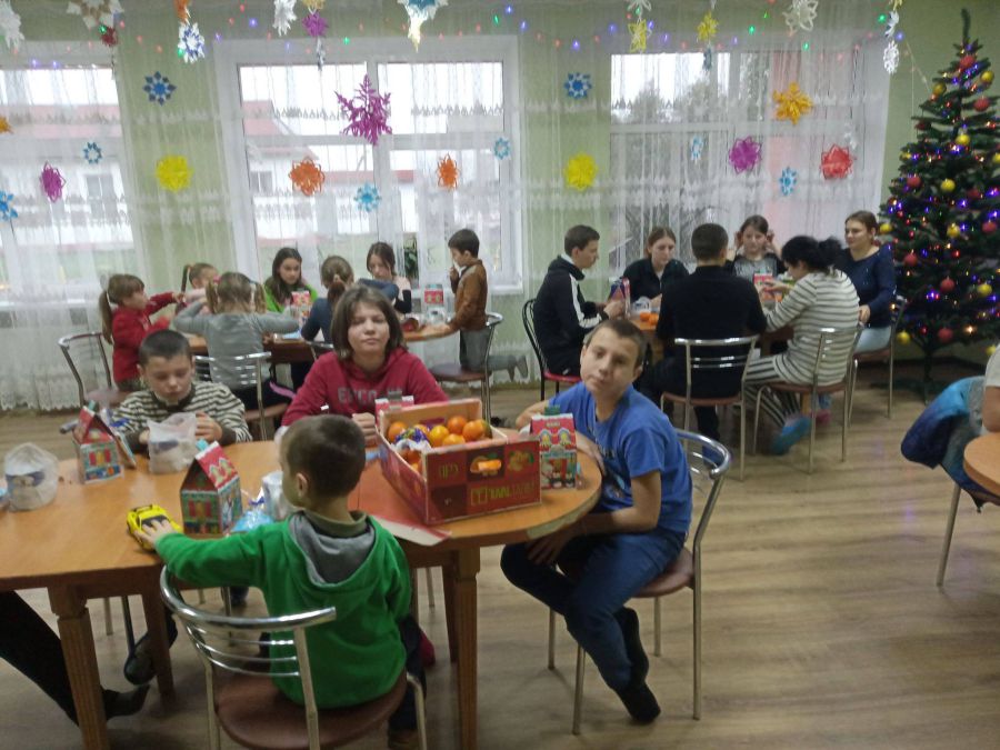 Загалом вдалося зібрати 13 700 гривень, за які купили предмети побутової хімії, канцтовари та подушки