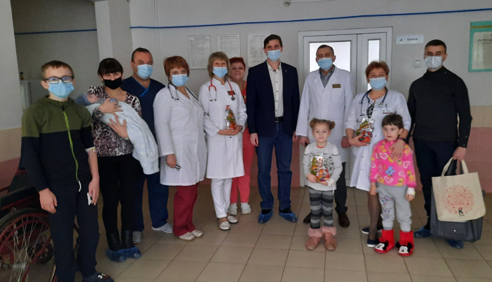 Діти навіть у лікарні отримали солодкі подарунки
