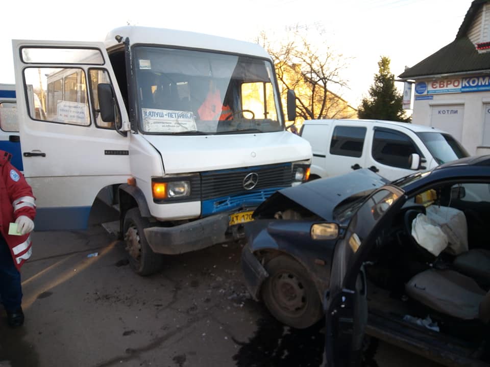 Внаслідок ДТП постраждали четверо пасажирів автобуса віком від 15-ти до 30-ти років. Фото: Віктор Павлів
