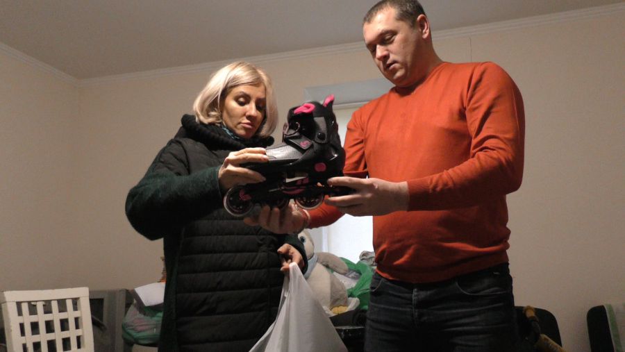 Серед подарунків були новий одяг, ролики, взуття, самокат