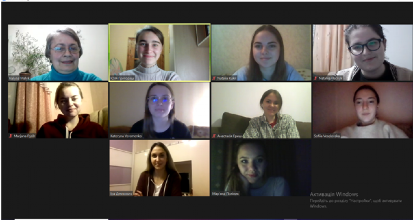 Навчання триває годину часу, двічі на тиждень. 