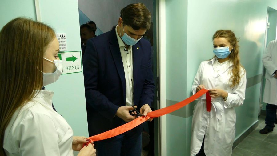 Міський голова Андрій Найда перерізав стрічку, оглянув оновлені кабінети, поспілкувався з колективом поліклініки