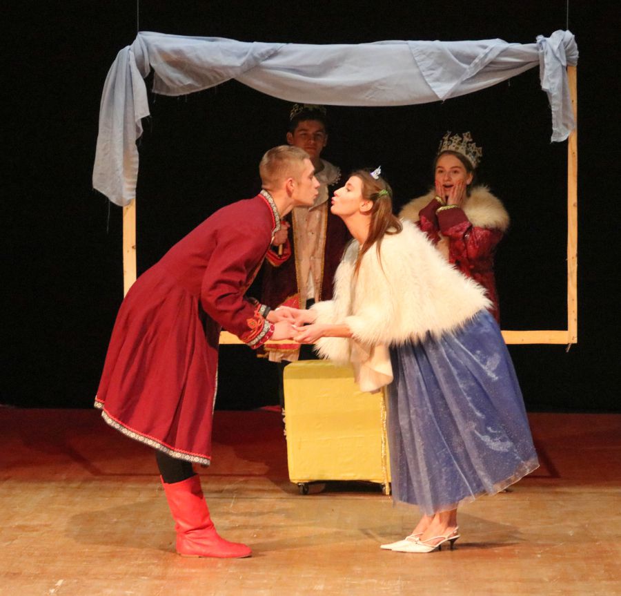 Специфікою молодіжного театру є те, що акторський склад щороку оновлюється на 90%