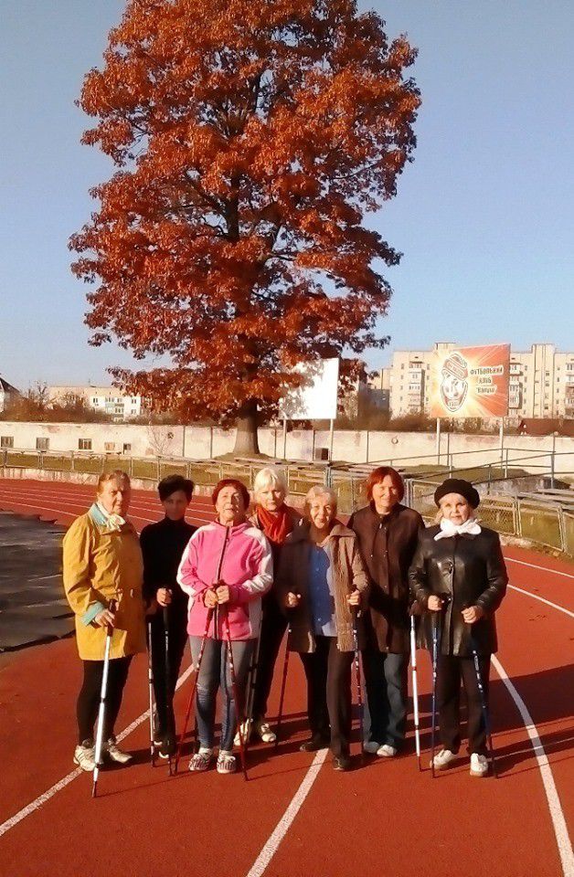 Скандинавська ходьба не має протипоказань і ви можете займатися нею в будь-якому місці
