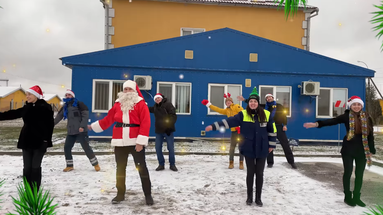 Працівники "Ґудвеллі Україна" впіймали сніг, щоб створити світкове відео та поділитися різдвяним настроєм