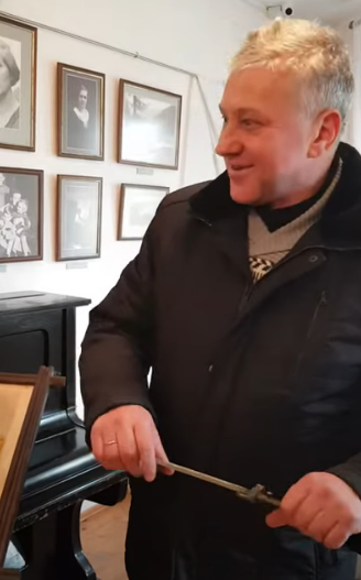 Колекціонер не вперше дарує музею в Старому Угринові раритети з власної колекції