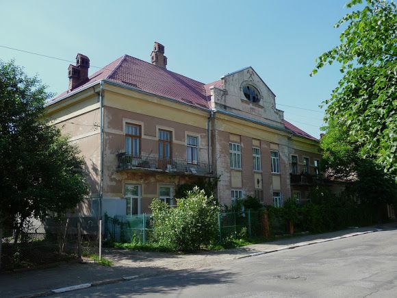 По два боки вулиці Чорновола розміщена польсько-австрійська забудова початку ХХ століття. Фото: ua.trip-impressions.com