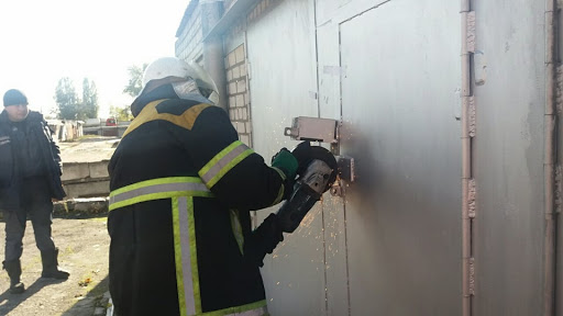 Ілюстроване фото. До гаража було направлено воєнізований гірничорятувальний загін, фахівці якого відчинили двері 