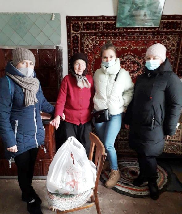 Люди були раді приймати таких гостей.