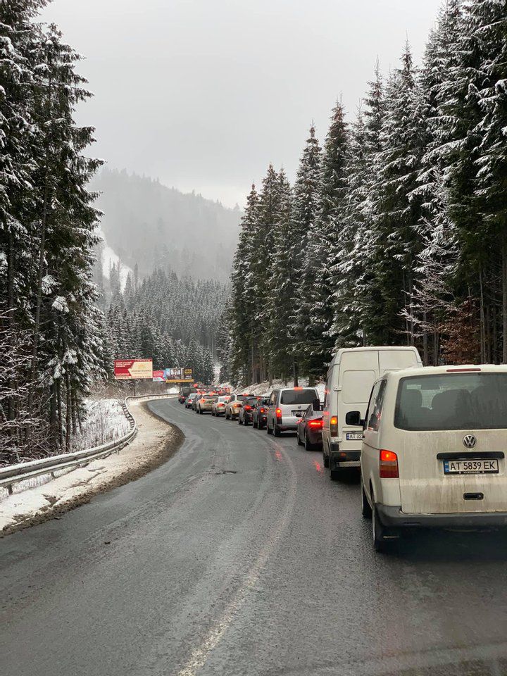 Не зважаючи на заборону люди їдуть кататись на лижах.