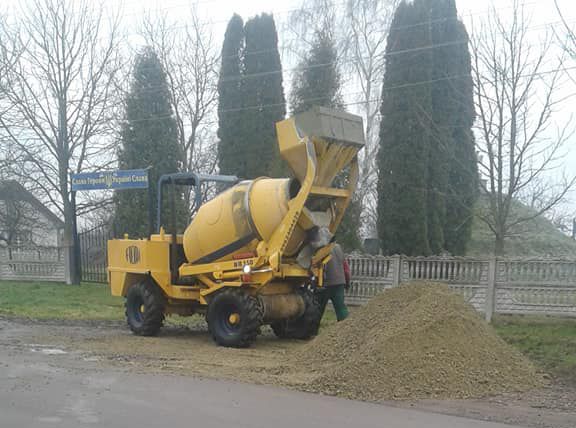 За кілька днів селом зібрали 30 тисяч гривень і закупили понад 150 тонн дорожньої суміші