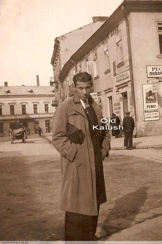 На стіні пабу в Станіславові — реклама калуського пива темного і світлого з броварні Aba Muhlstein i Lejba Spindel