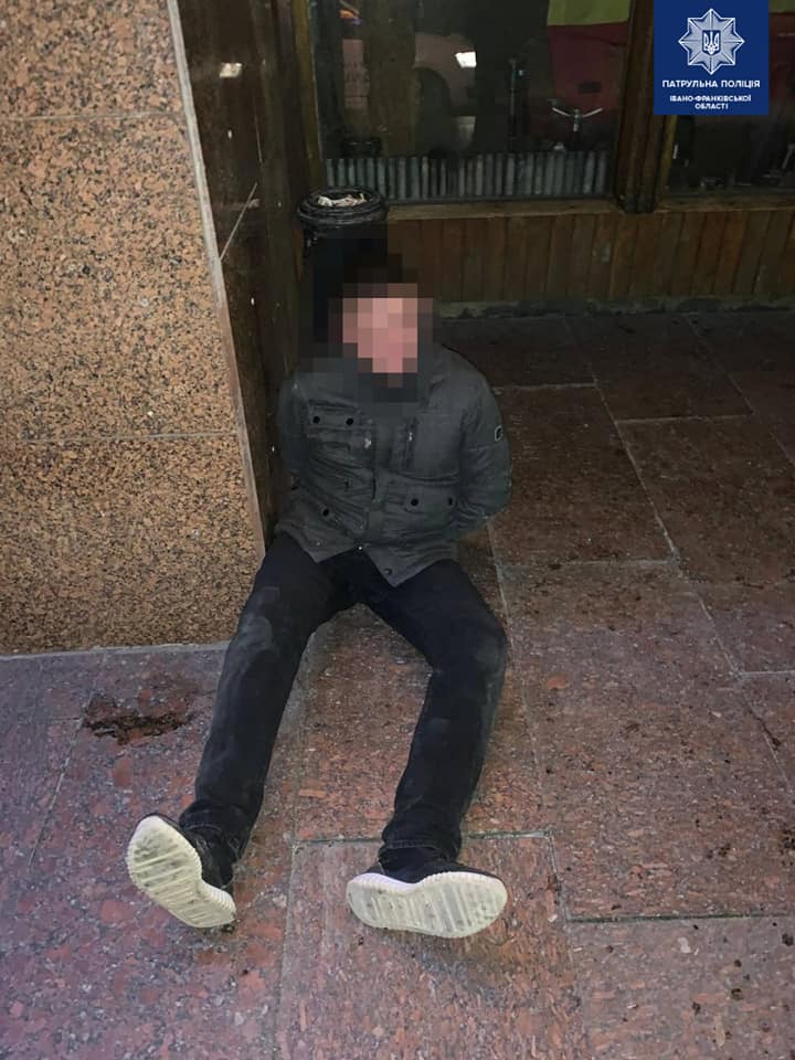 Під час затримання чоловік агресивно себе поводив, лайливо висловлювався та ображав честь і гідність оточуючих