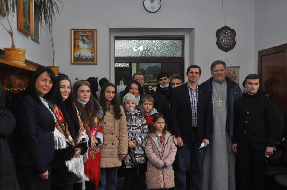 Усі колядники отримали солодкі подарунки