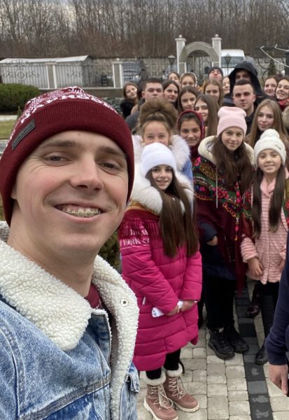 Молодь вирішила підтримати Різдвяні традиції.