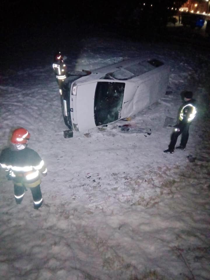 У салоні, крім водія, перебували троє пасажирів: жінка і двоє малолітніх дітей
