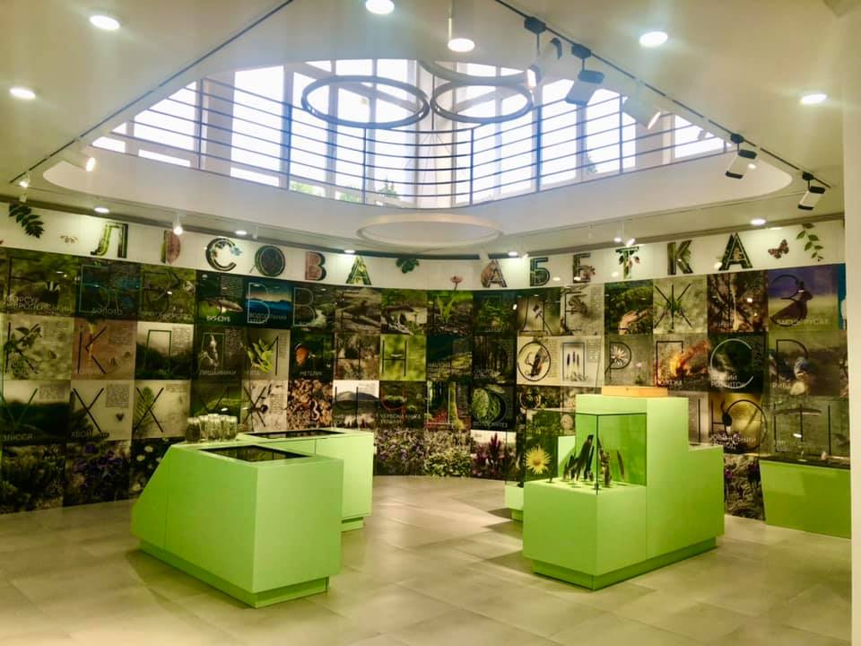 Візит-центр розташований в селі Ільці (прис. Голиці), на трасі Р-24 на відтинку Верховина — Татарів.