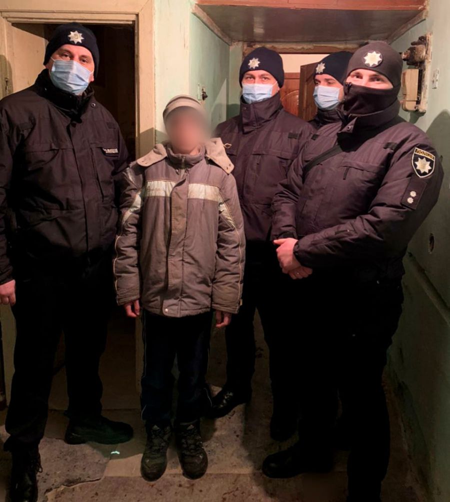 Близько 23-ї години дільничні офіцери поліції знайшли неповнолітнього в одному із під'їздів багатоповерхівки