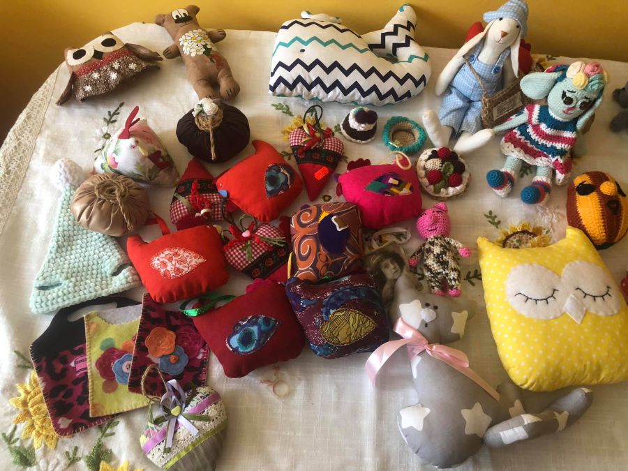 До благодійного онлайн аукціону долучитись може кожен придбавши запропоновані речі.