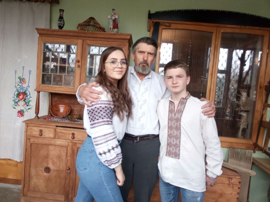 Перші всиновлені діти вже стали дорослими, всі здобули освіту, створили власні сім'ї. Віктор Гулак став тричі дідусем