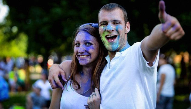 Ілюстроване фото. Чим вищий рівень щастя у опитаних, тим нижчий рівень негативних емоційних станів вони переживають