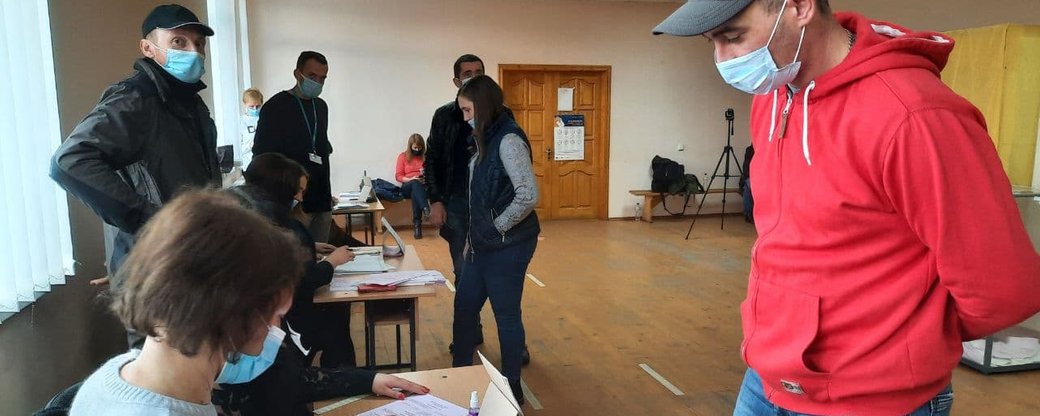 Спостерігачі повідомили про дуже низьку явку виборців.
