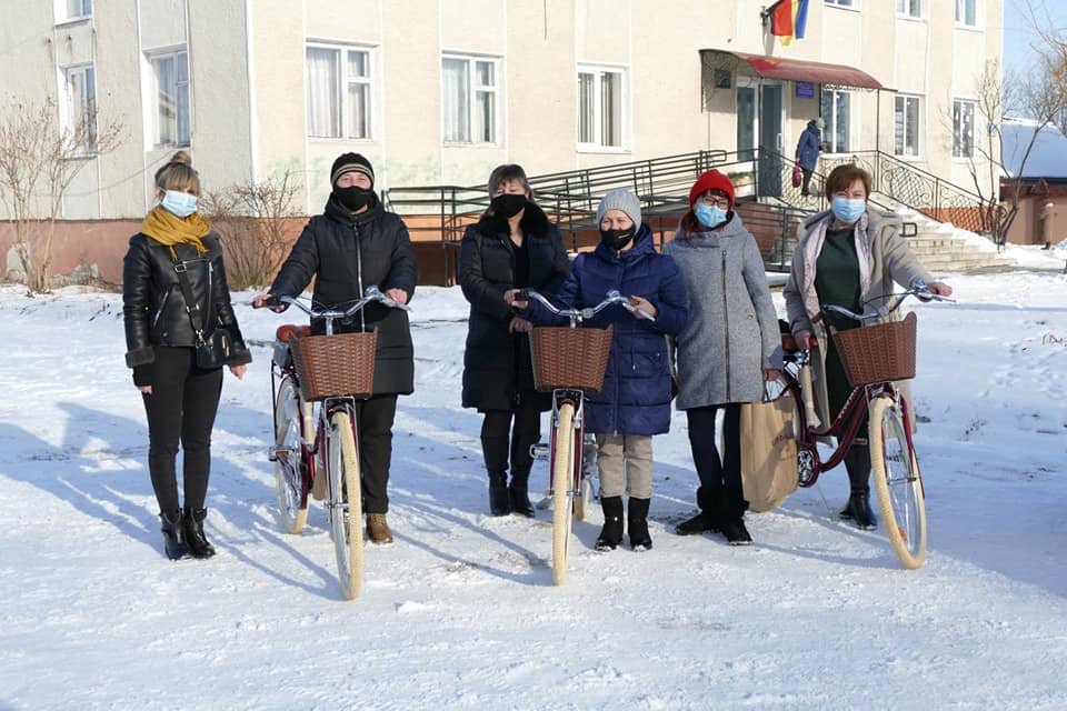 Двоколісний велосипед має ручні гальма, ліхтар і витримує до 110 кг ваги