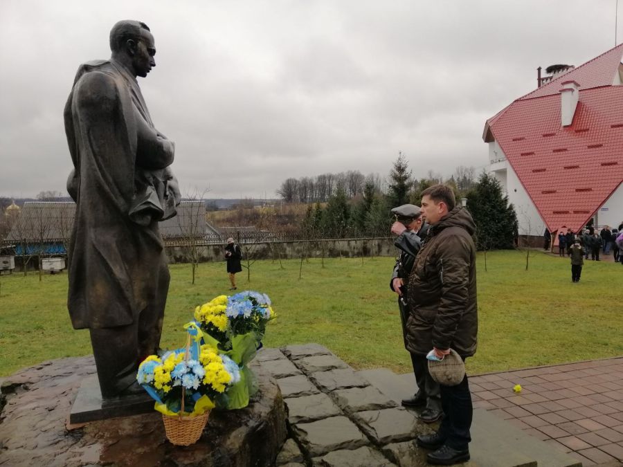 Один із кошиків від міської влади покладали 1 січня з нагоди дня народження Степана Бандери в Старому Угринові