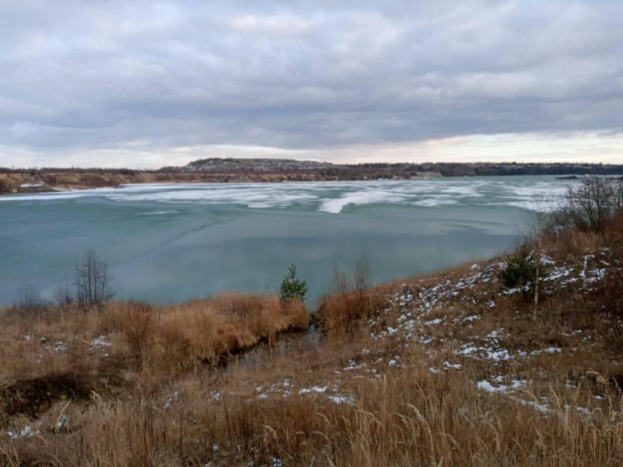 З іншої сторони перешийку замерзлий обвідний канал та затоплена насосна станція. Лід молодий та дуже тонкий.