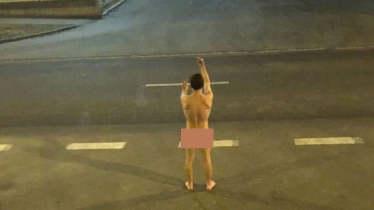 На фото, оприлюдненому виданням, чоловік стоїть спиною до камери.