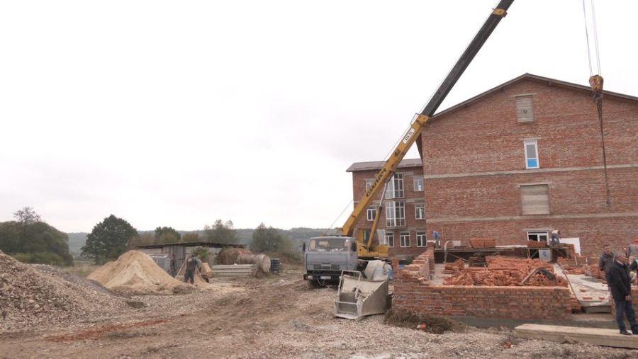 Фундамент нової Боднарівської школи заклали ще в 1992-му році. Проте будівництво відновили тільки 2016 року