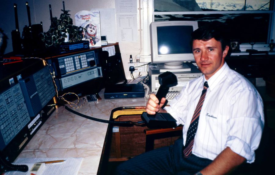 На архівній світлині — перший із перших, радист 1 УАЕ Роман Братчик за роботою у своєму офісі