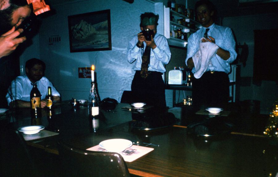 1995 рік. Британські полярники разом з групою перших українців святкують Різдво